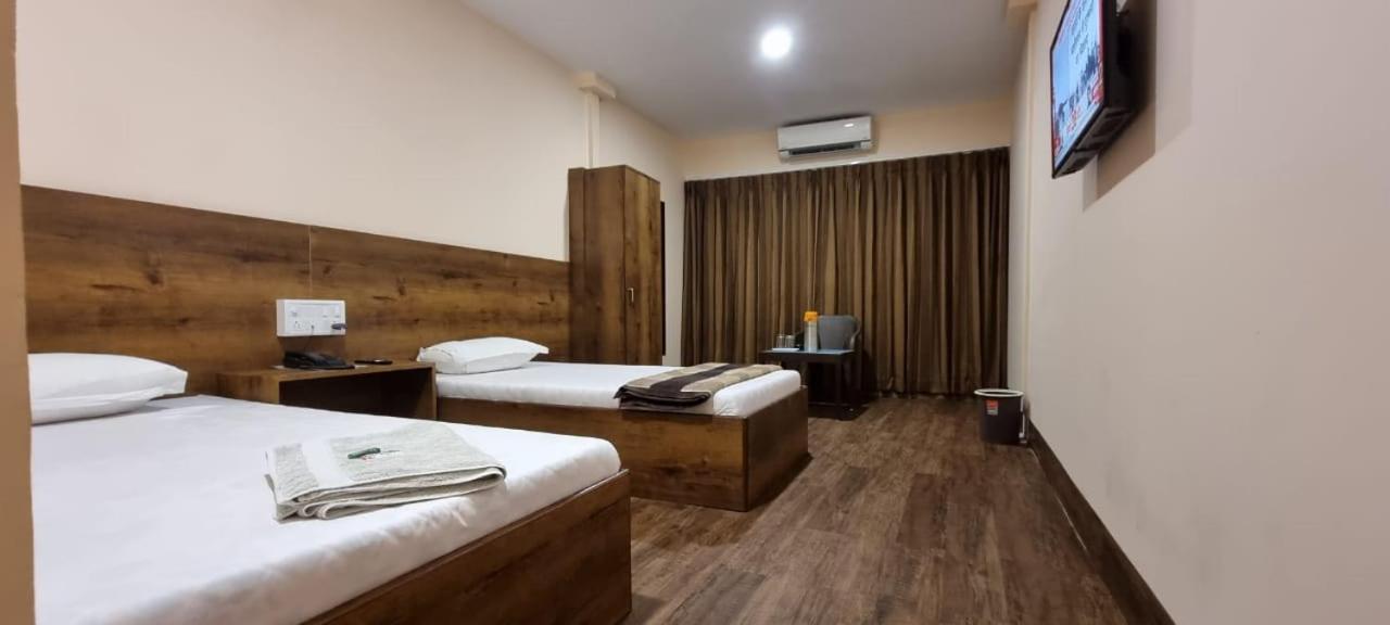 Hotel Flamingo Gandhidham Bagian luar foto
