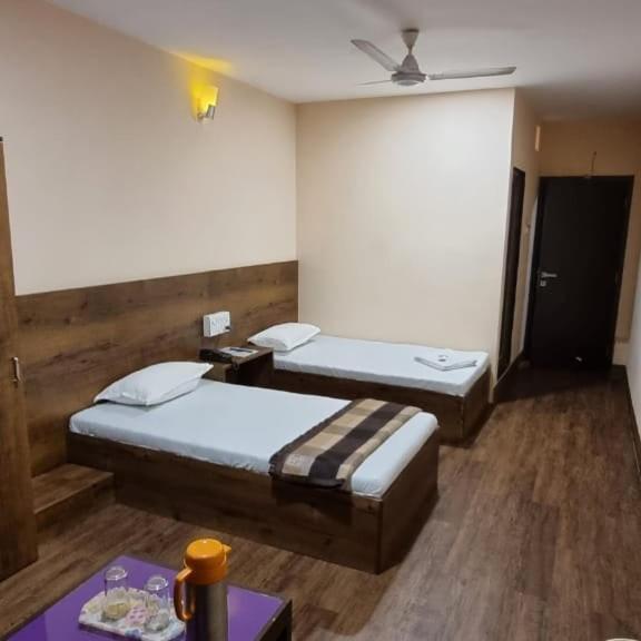 Hotel Flamingo Gandhidham Bagian luar foto