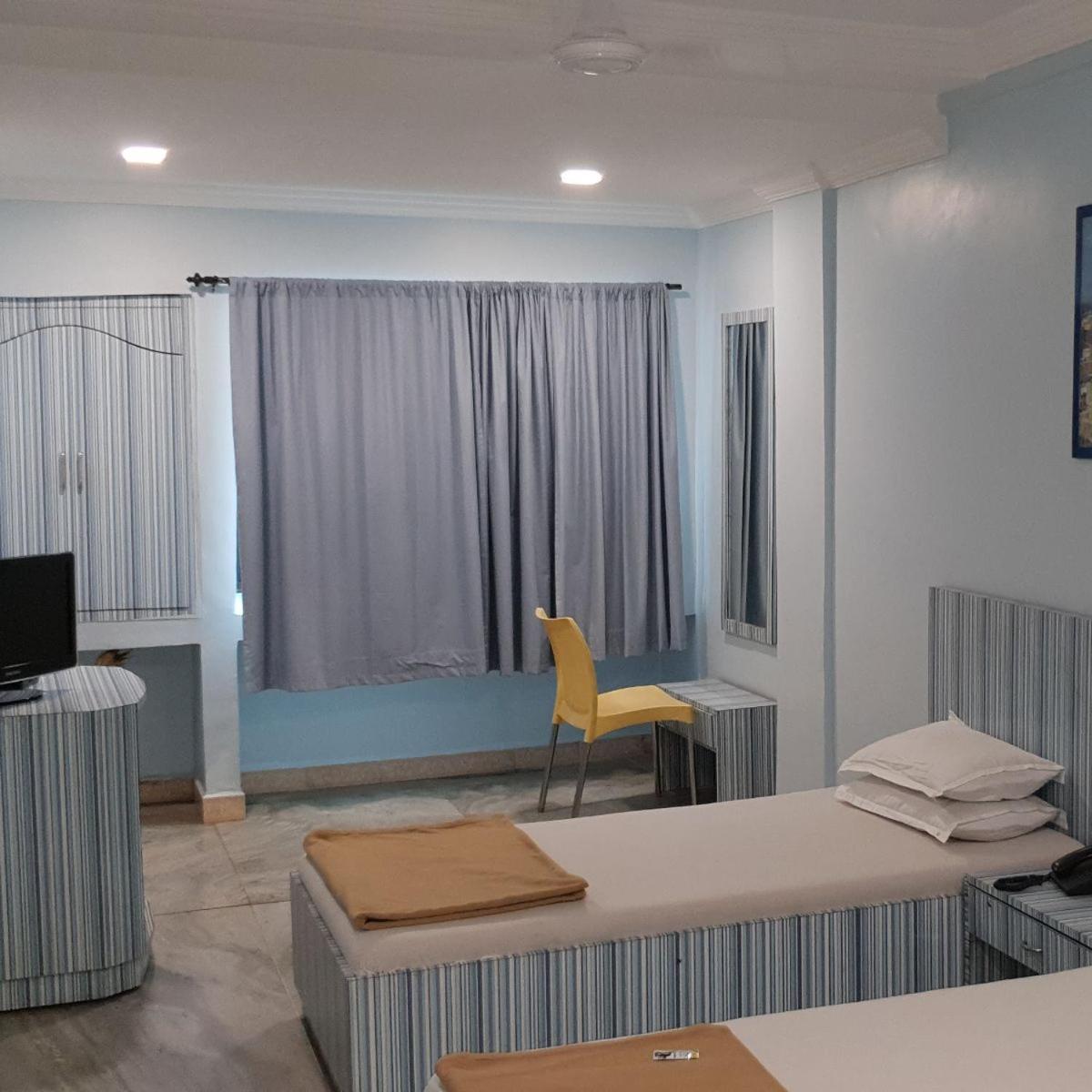Hotel Flamingo Gandhidham Bagian luar foto