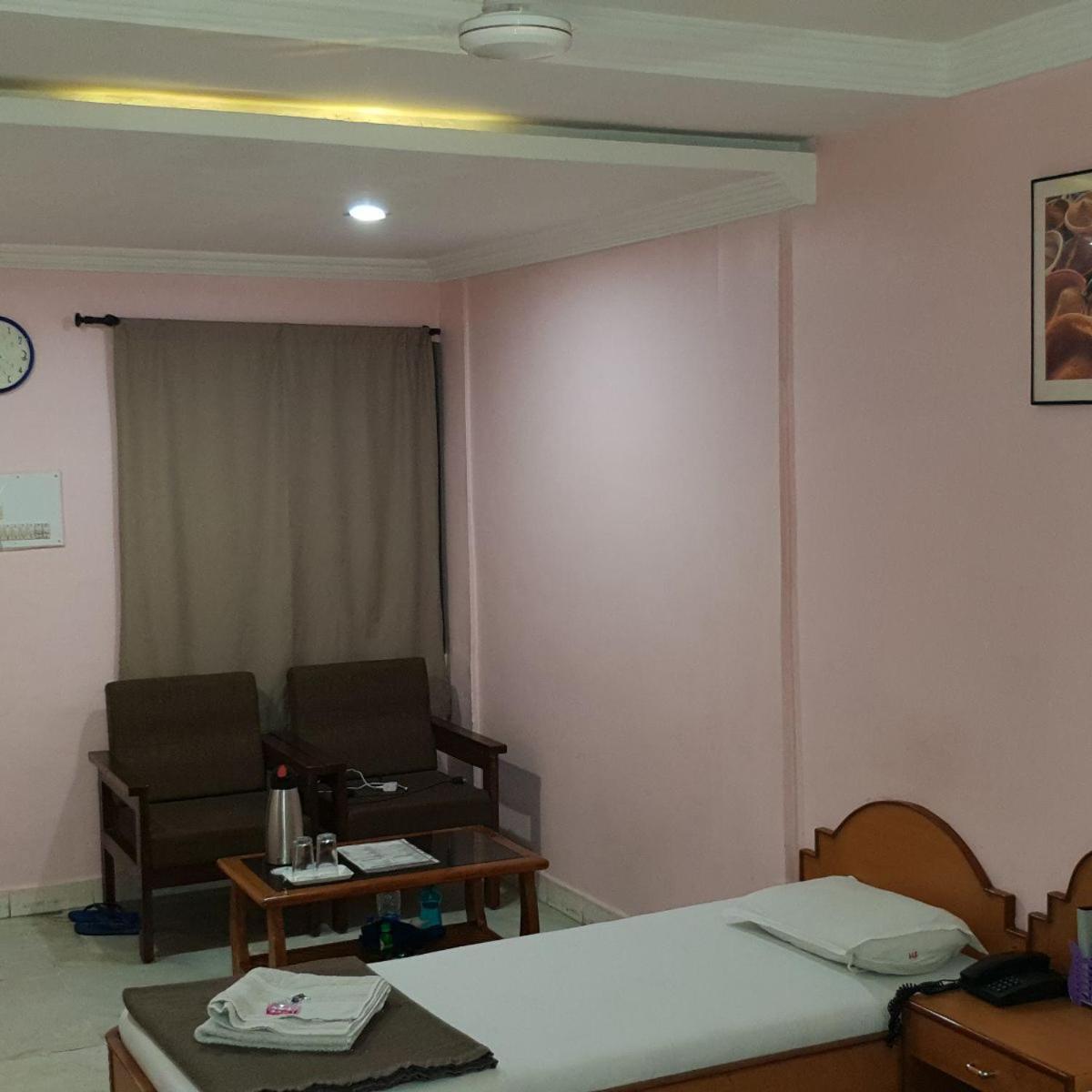 Hotel Flamingo Gandhidham Bagian luar foto