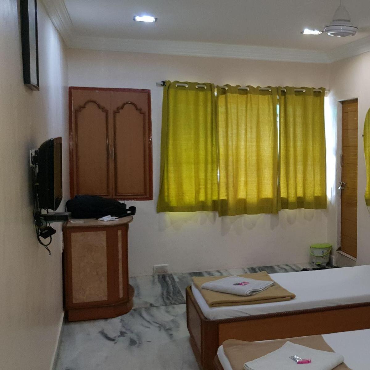 Hotel Flamingo Gandhidham Bagian luar foto