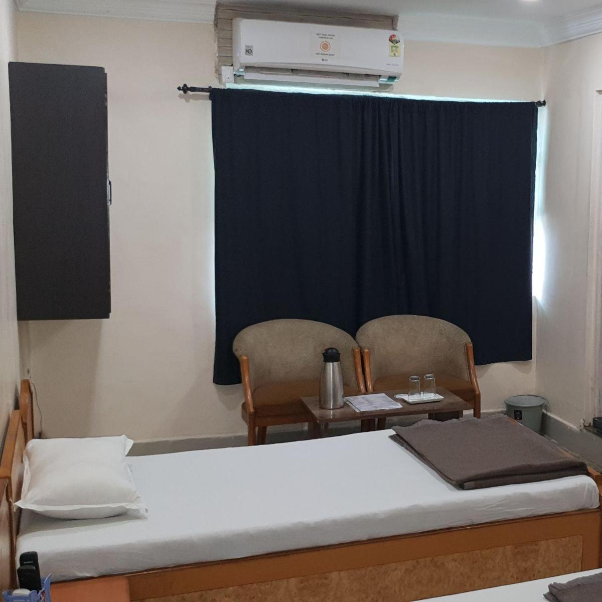 Hotel Flamingo Gandhidham Bagian luar foto