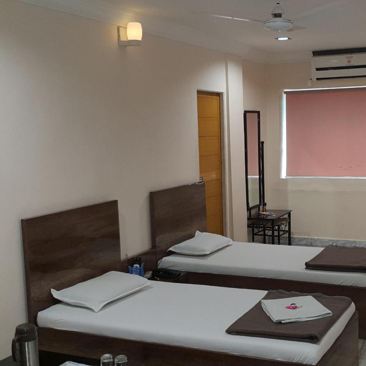 Hotel Flamingo Gandhidham Bagian luar foto
