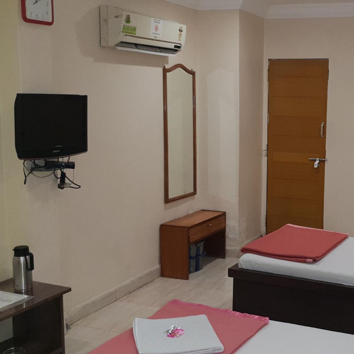 Hotel Flamingo Gandhidham Bagian luar foto
